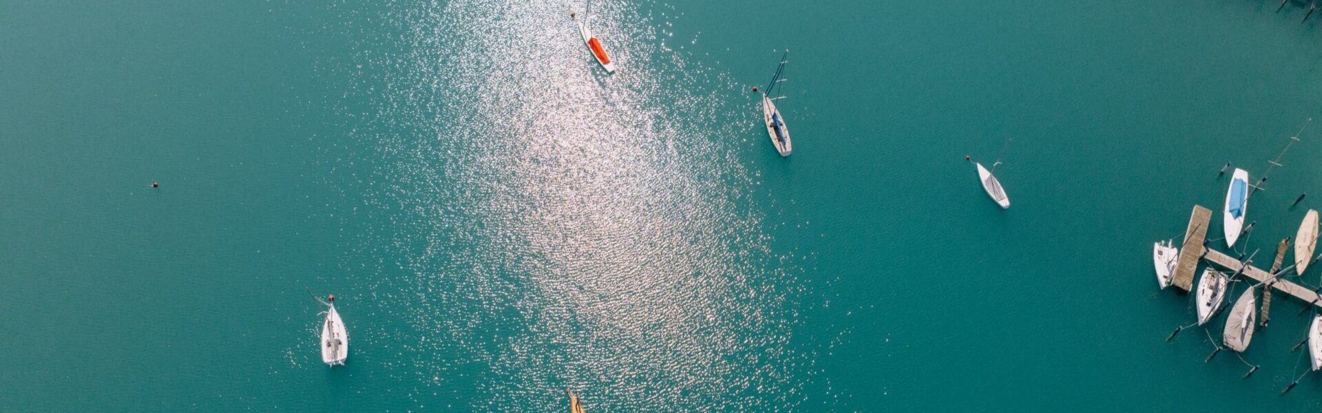 Blick auf den Attersee und auf Segelschiffe