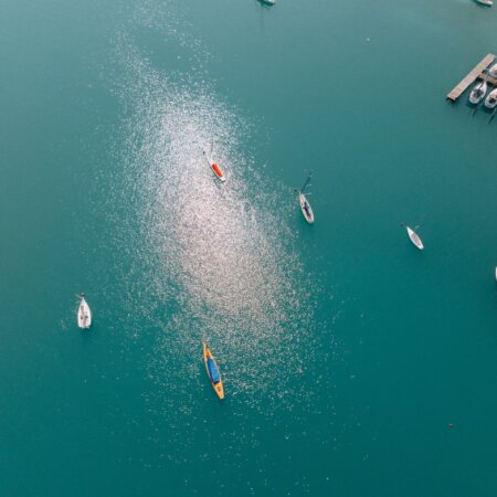 Blick auf den Attersee und auf Segelschiffe