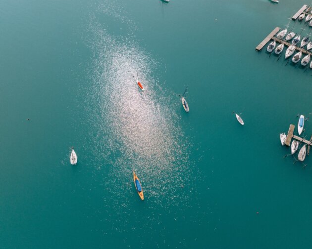 Blick auf den Attersee und auf Segelschiffe