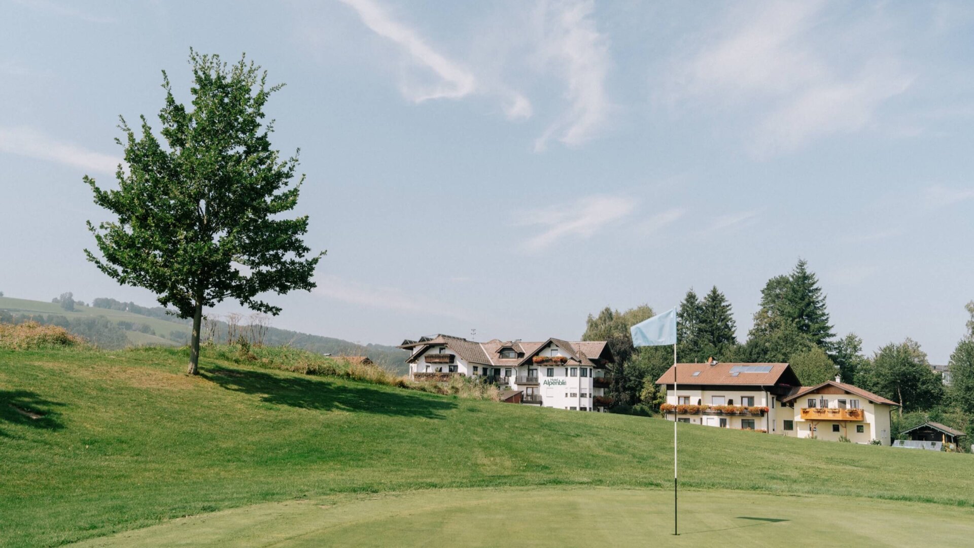 Hotel Alpenblick Attersee mit Toplage am Golfplatz