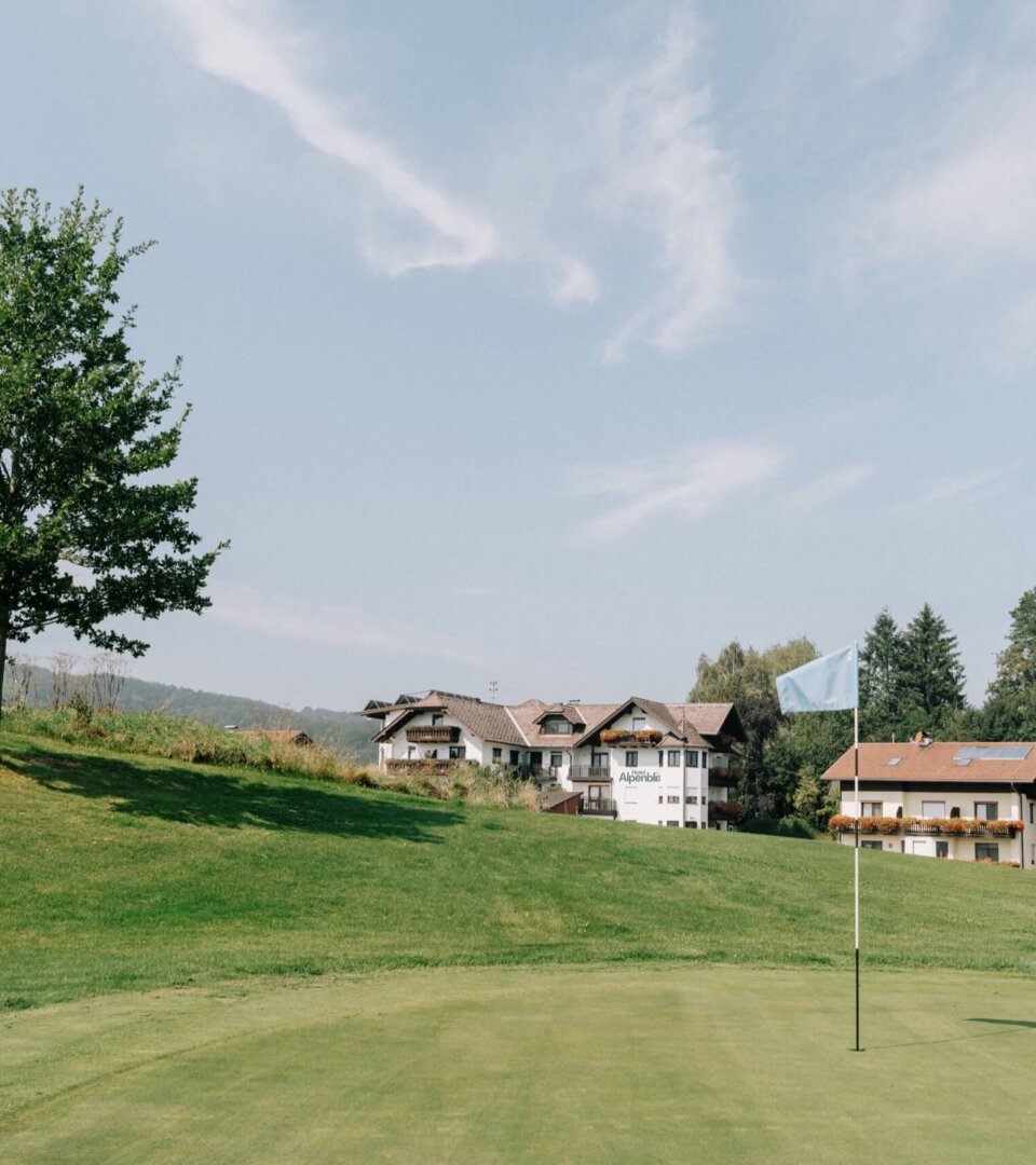 Hotel Alpenblick Attersee mit Toplage am Golfplatz