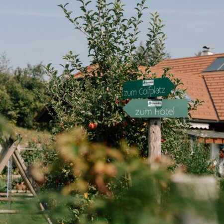 Beschilderung zum Golfplatz, zum Hotel