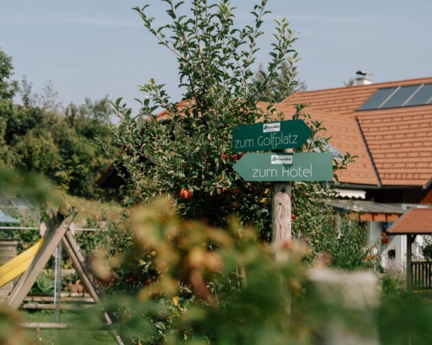 Beschilderung zum Golfplatz, zum Hotel