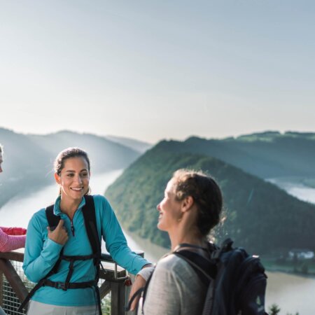 Freundinnen beim Wandern in Oberösterreich