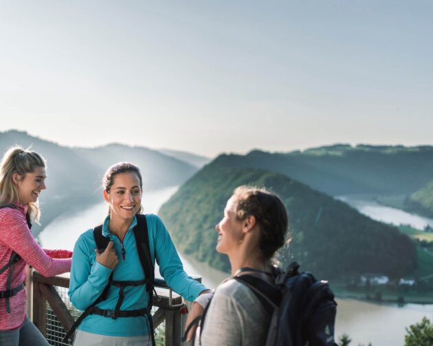 Freundinnen beim Wandern in Oberösterreich