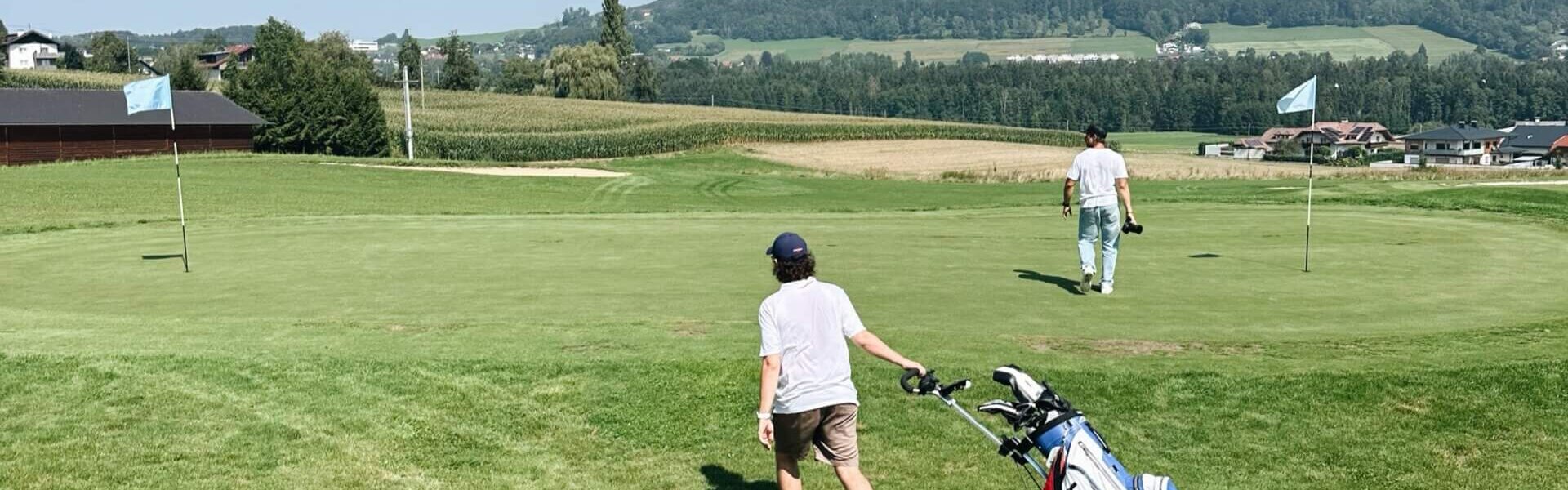Golfer am Golfplatz mit Panorama