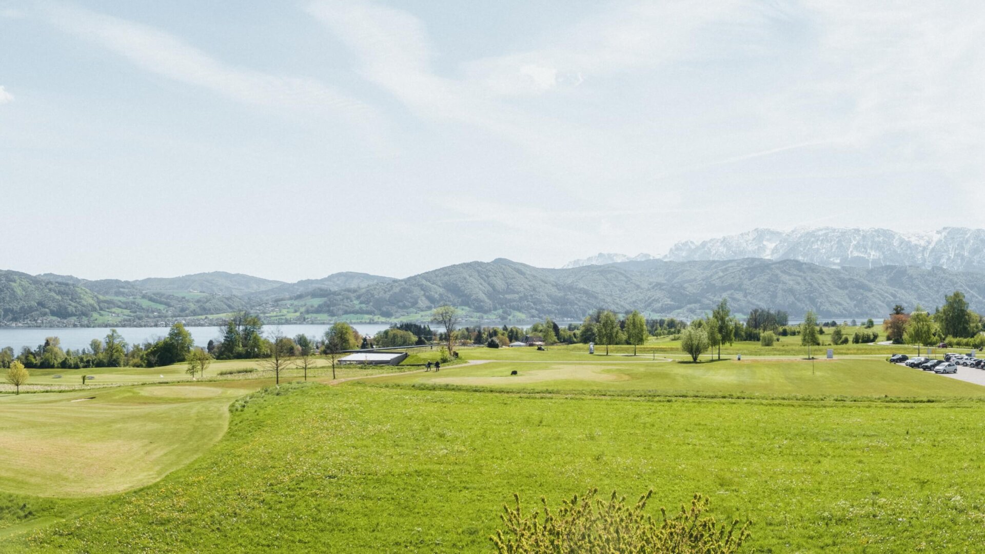 Panoramablick zu den Alpen und den Attersee