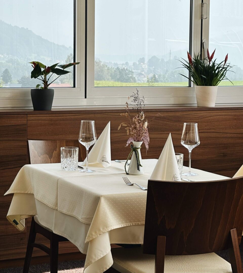 Gedeckter Tisch im Hotel Alpenblick