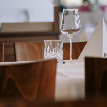 Glas wein am Tisch