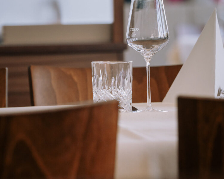 Glas wein am Tisch