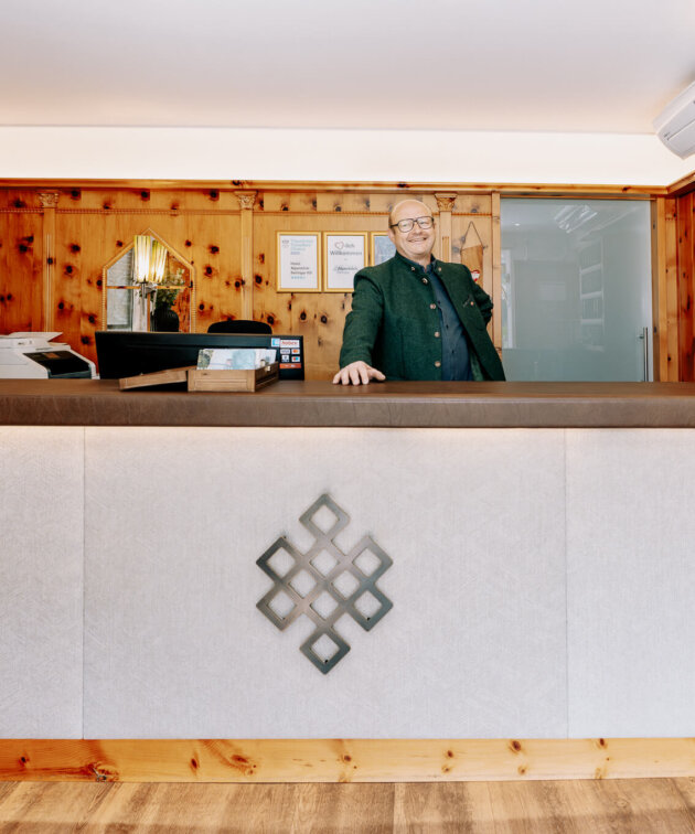 Hannes Seiringer an der Rezeption